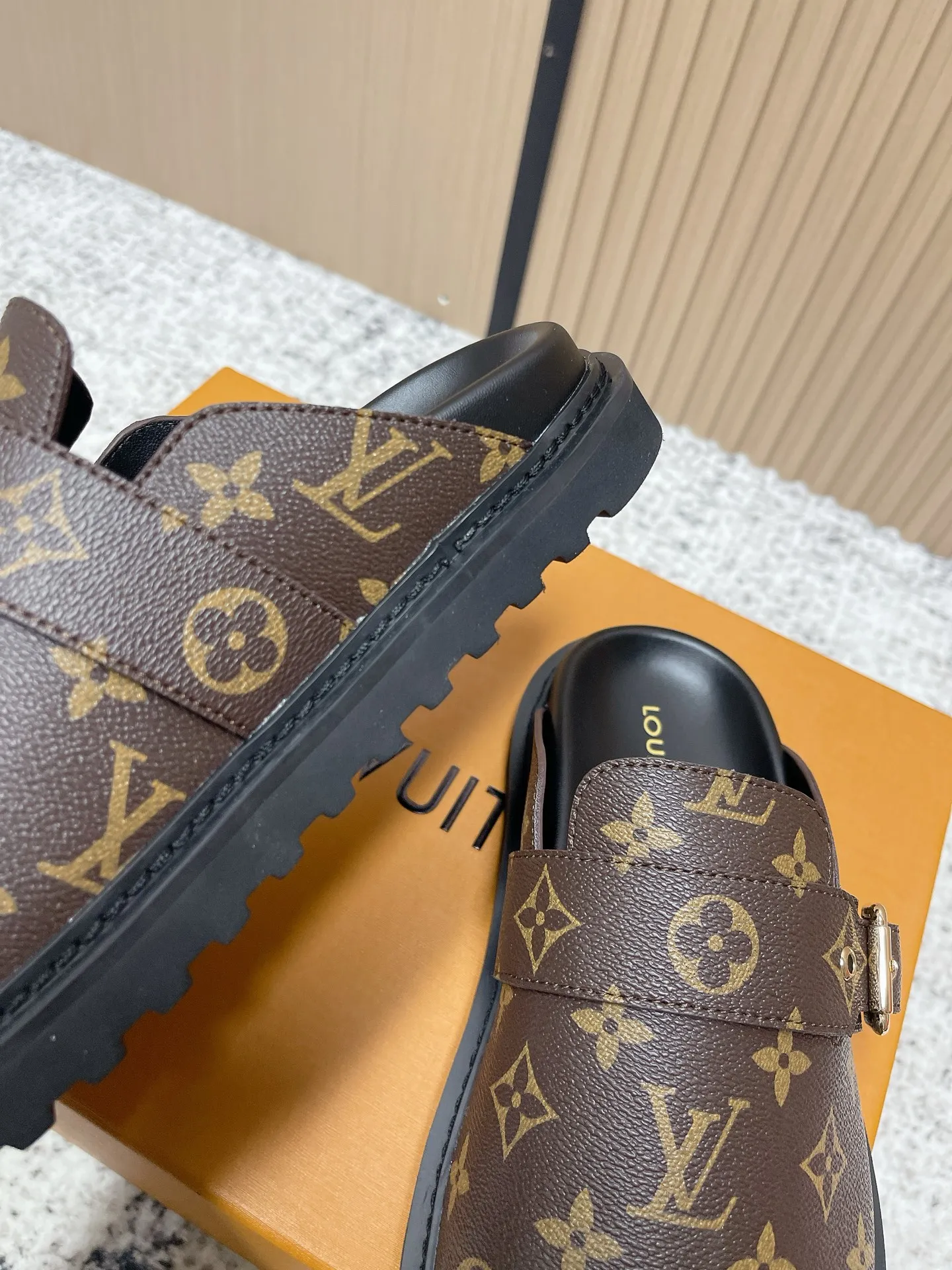 [L Family] P: 460💰 Size: 35-46 (female 40.41, male 45 46 custom-made) Top version Louis vuitton Lv new couple Birkenstock slippers. Cute and cute, not too good on the feet. Simple and high-end slingback design. Ready to wear and go. Good news for lazy people. Imported cowhide leather upper/imported old calico. Original hardware buckle, original molded high-density foam outsole.